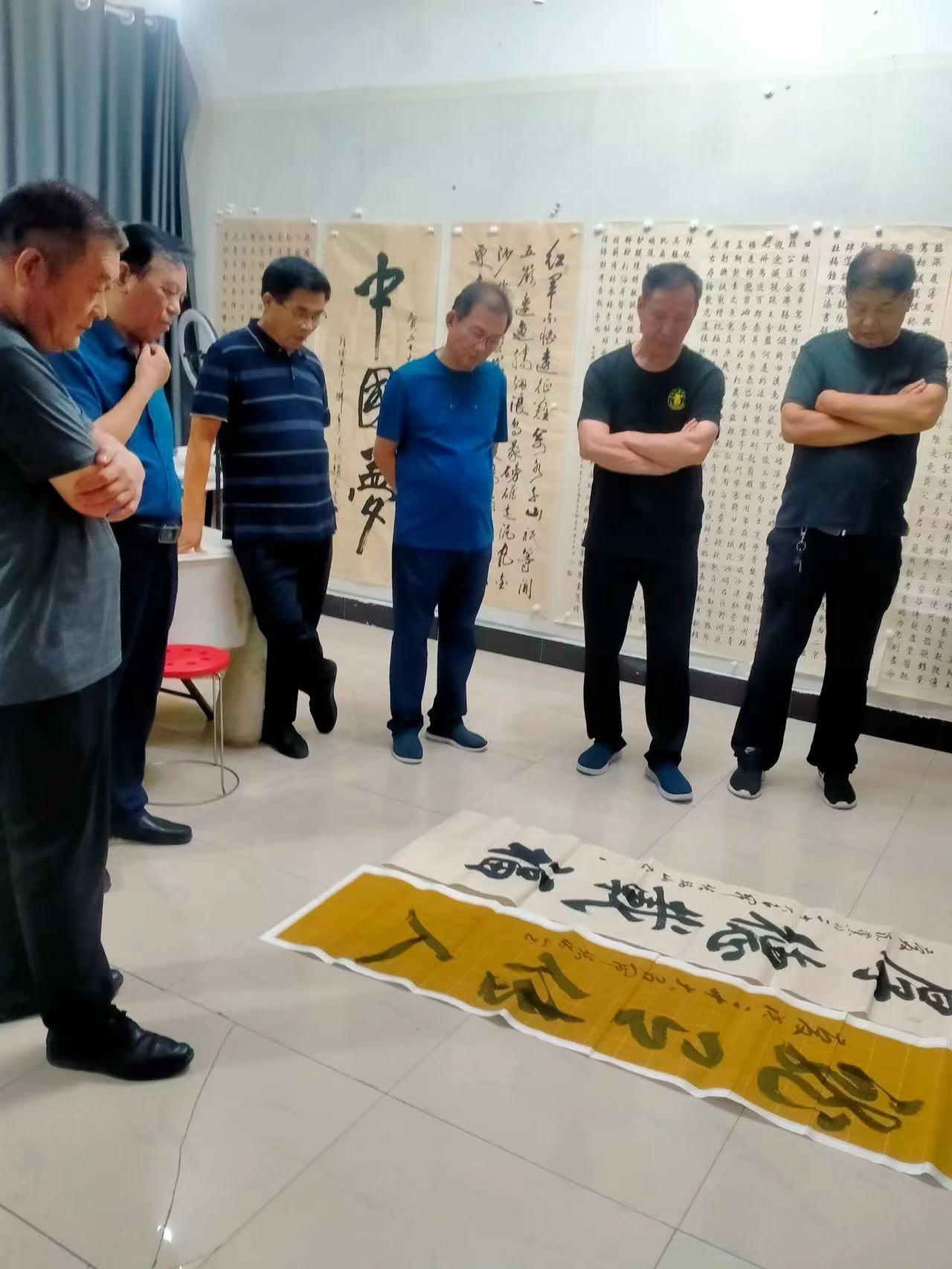 郸城县书画院组织“喜迎二十大”书画展看稿会